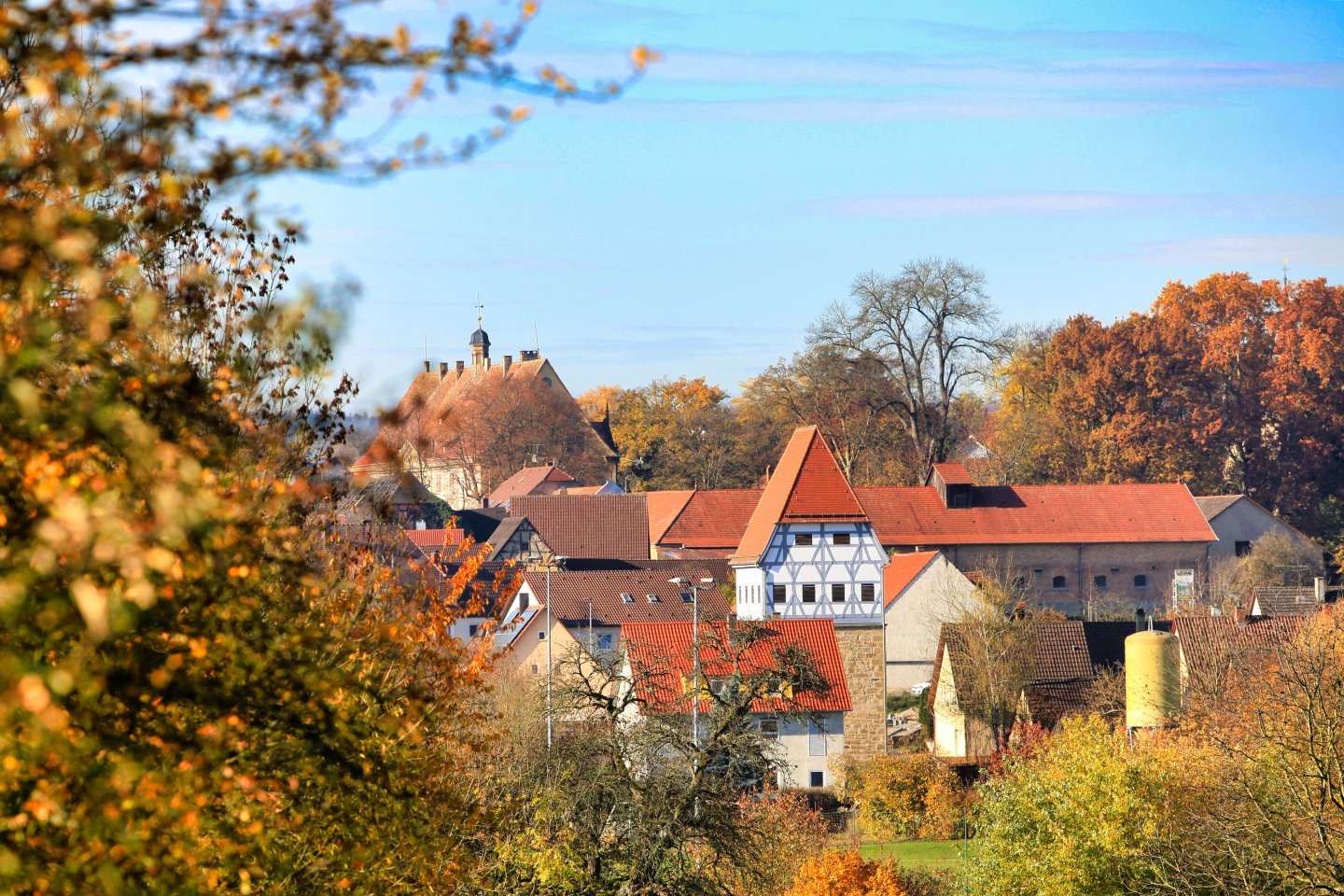 Lehrensteinsfeld im Herbst, mit Blick auf den Wehrturm und das Schloss