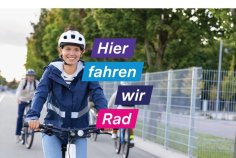 Frau fährt Fahrrad. Bildtext: "Hier fahren wir Rad"
